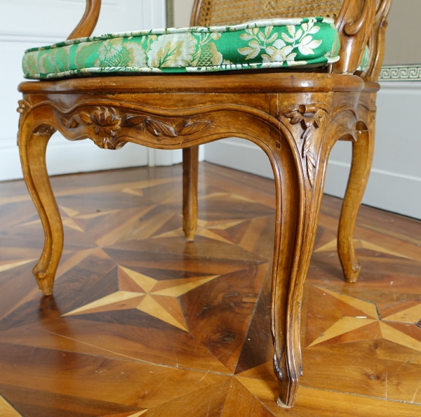 Paire de fauteuils cannés d'époque Louis XV en noyer, travail Lyonnais, entourage de Nogaret
