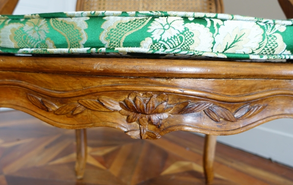 Paire de fauteuils cannés d'époque Louis XV en noyer, travail Lyonnais, entourage de Nogaret