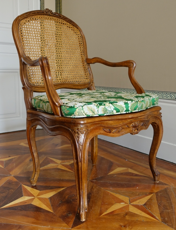 Paire de fauteuils cannés d'époque Louis XV en noyer, travail Lyonnais, entourage de Nogaret