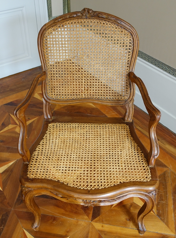 Paire de fauteuils cannés d'époque Louis XV en noyer, travail Lyonnais, entourage de Nogaret