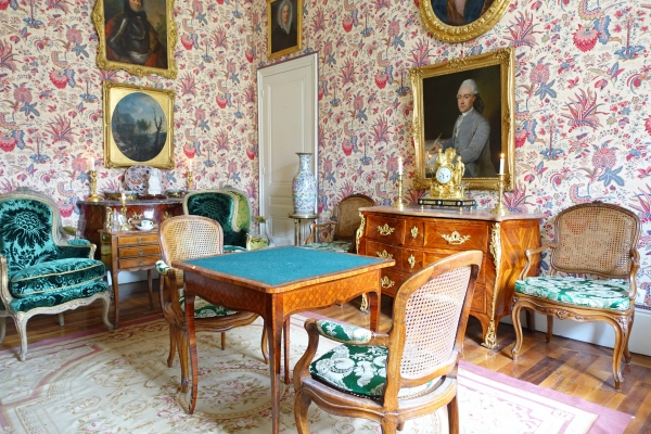 Paire de fauteuils cannés d'époque Louis XV en noyer, travail Lyonnais, entourage de Nogaret