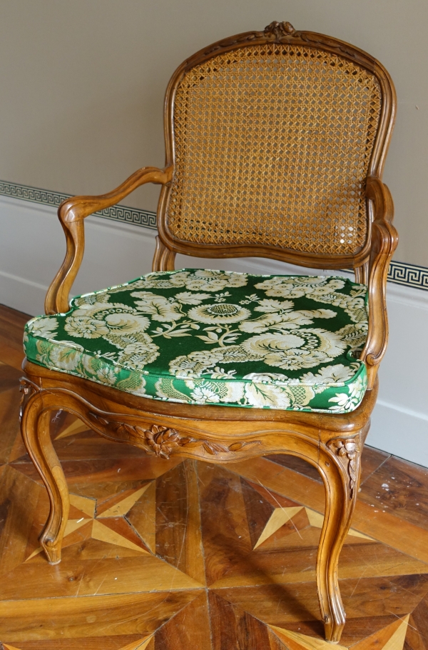 Paire de fauteuils cannés d'époque Louis XV en noyer, travail Lyonnais, entourage de Nogaret