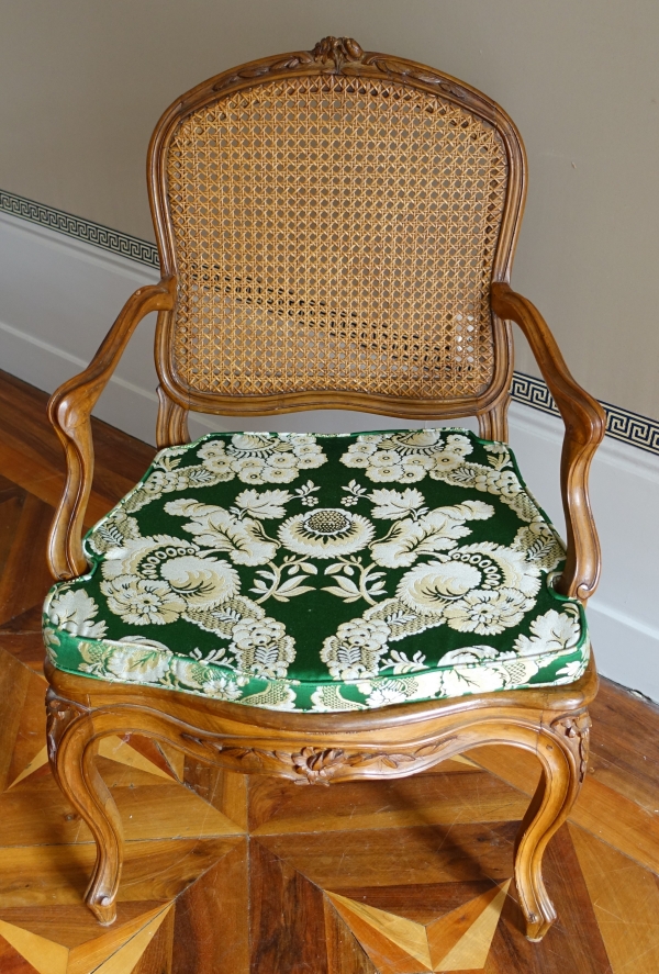 Paire de fauteuils cannés d'époque Louis XV en noyer, travail Lyonnais, entourage de Nogaret
