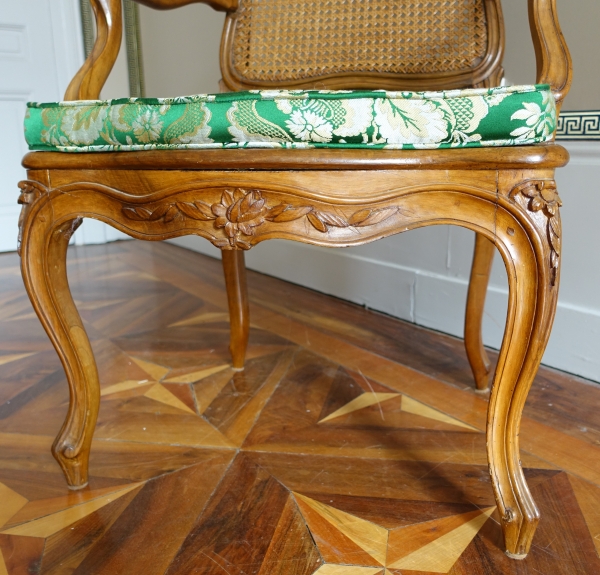 Paire de fauteuils cannés d'époque Louis XV en noyer, travail Lyonnais, entourage de Nogaret