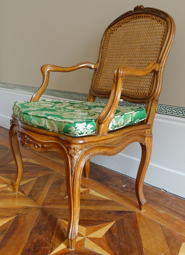 Paire de fauteuils cannés d'époque Louis XV en noyer, travail Lyonnais, entourage de Nogaret