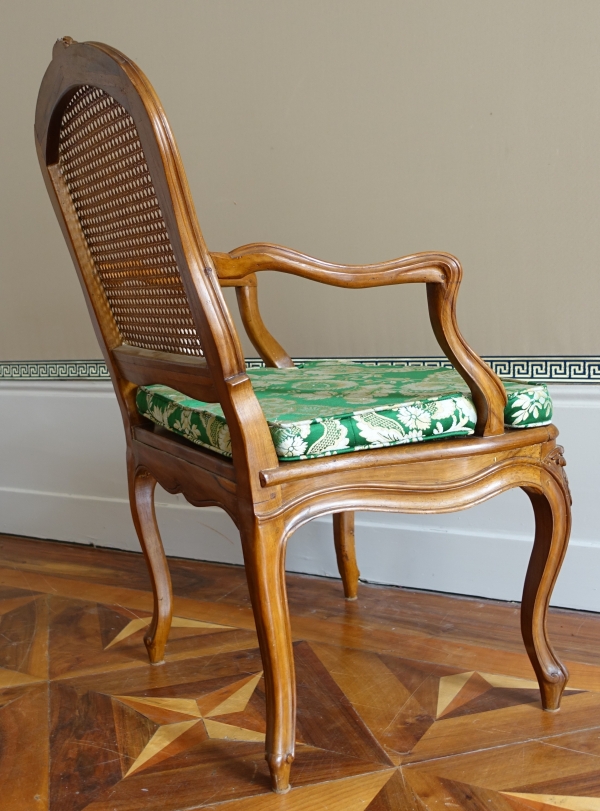 Paire de fauteuils cannés d'époque Louis XV en noyer, travail Lyonnais, entourage de Nogaret
