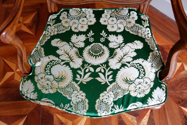 Paire de fauteuils cannés d'époque Louis XV en noyer, travail Lyonnais, entourage de Nogaret