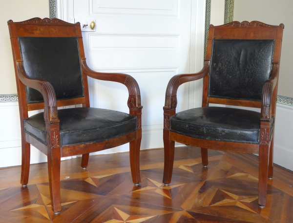 Paire de fauteuils de cabinet ou de bureau en acajou et cuir - travail parisien d'époque Empire