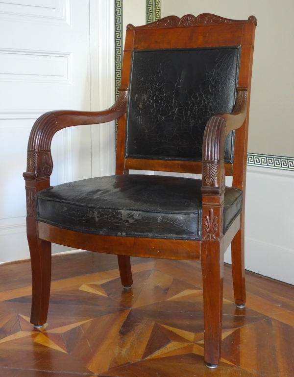 Paire de fauteuils de cabinet ou de bureau en acajou et cuir - travail parisien d'époque Empire