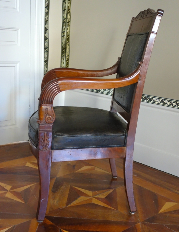 Paire de fauteuils de cabinet ou de bureau en acajou et cuir - travail parisien d'époque Empire