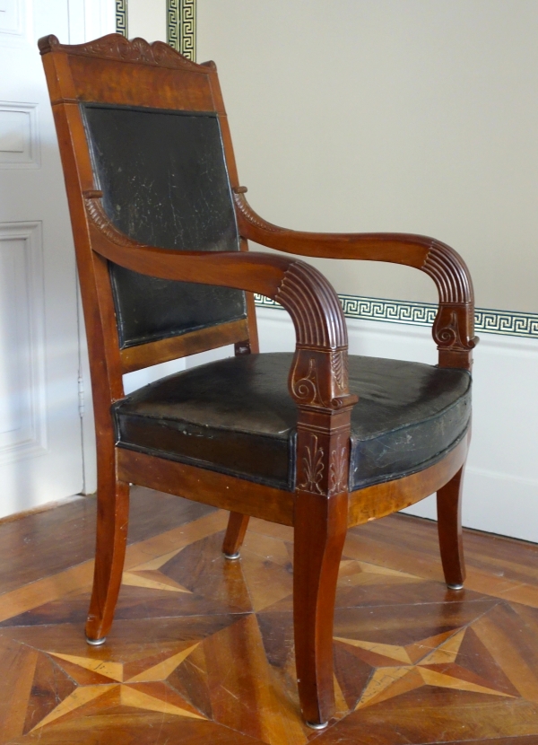 Paire de fauteuils de cabinet ou de bureau en acajou et cuir - travail parisien d'époque Empire