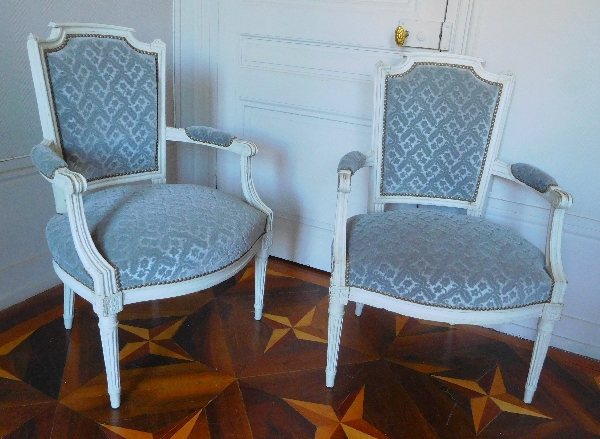 Paire de fauteuils cabriolets d'époque Louis XVI, velours frappé gris clair
