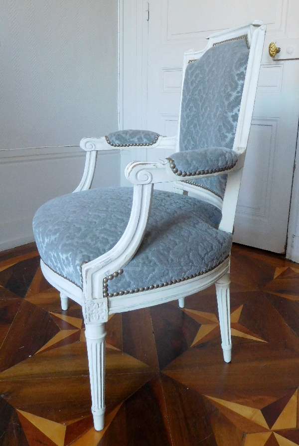 Paire de fauteuils cabriolets d'époque Louis XVI, velours frappé gris clair