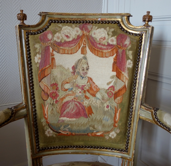 Paire de fauteuils cabriolet Louis XVI en bois doré à tapisserie d'Aubusson, époque XVIIIe siècle