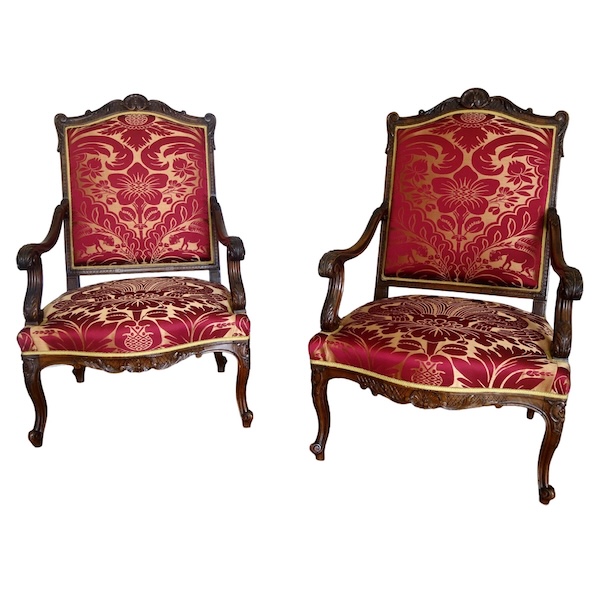Paire de grands fauteuils d'apparat de style Louis XIV en noyer finement sculpté