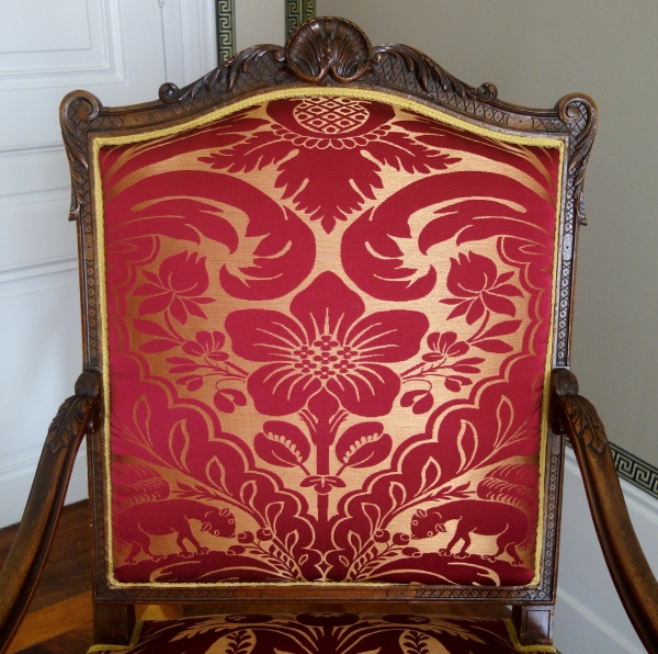 Paire de grands fauteuils d'apparat de style Louis XIV en noyer finement sculpté