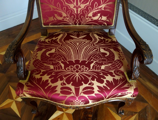 Paire de grands fauteuils d'apparat de style Louis XIV en noyer finement sculpté