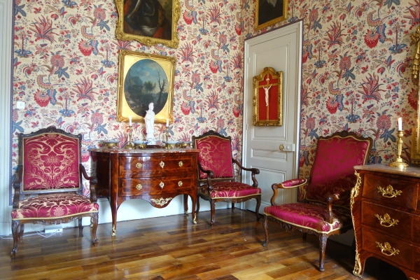 Paire de grands fauteuils d'apparat de style Louis XIV en noyer finement sculpté