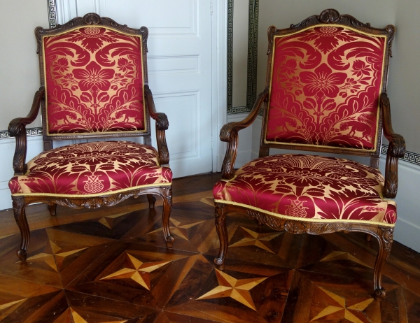 Paire de grands fauteuils d'apparat de style Louis XIV en noyer finement sculpté