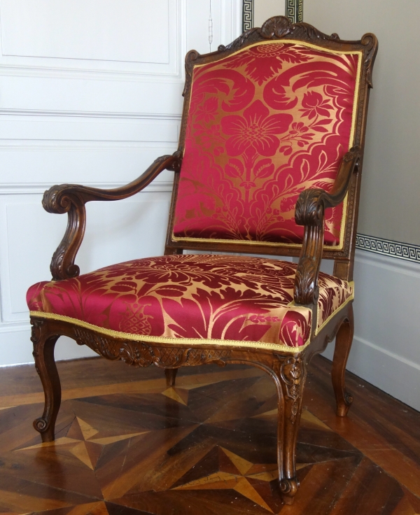 Paire de grands fauteuils d'apparat de style Louis XIV en noyer finement sculpté