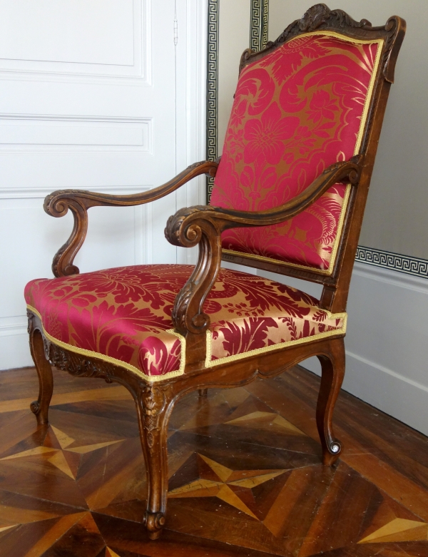 Paire de grands fauteuils d'apparat de style Louis XIV en noyer finement sculpté