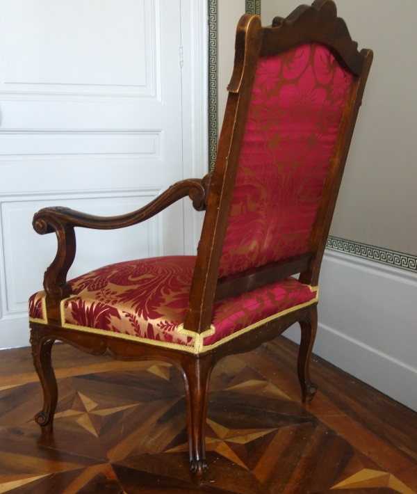 Paire de grands fauteuils d'apparat de style Louis XIV en noyer finement sculpté