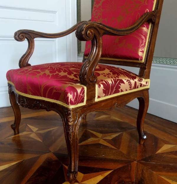 Paire de grands fauteuils d'apparat de style Louis XIV en noyer finement sculpté
