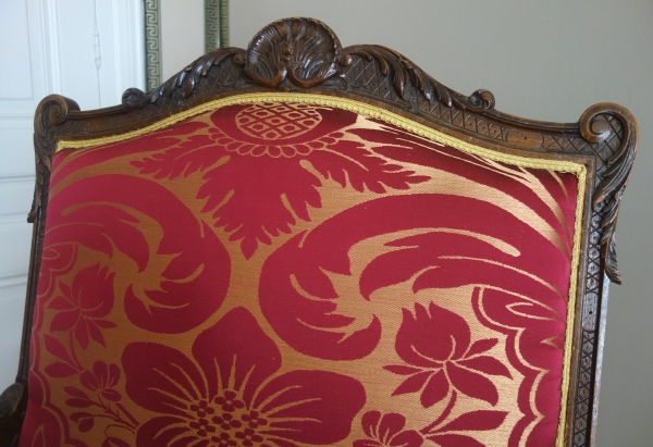 Paire de grands fauteuils d'apparat de style Louis XIV en noyer finement sculpté