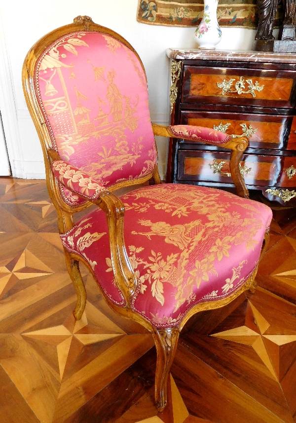 Paire de fauteuils à La Reine d'époque Louis XV, travail parisien, soierie chinoiseries