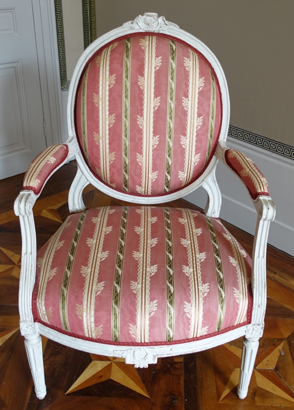 Paire de fauteuils à la Reine d'époque Louis XVI à dossier médaillon