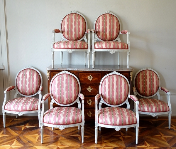 Paire de fauteuils à la Reine d'époque Louis XVI à dossier médaillon