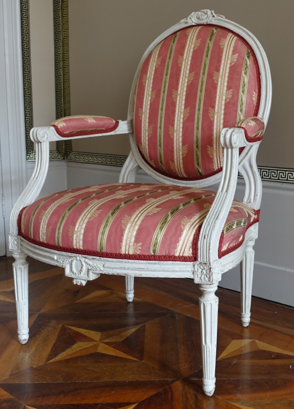 Paire de fauteuils à la Reine d'époque Louis XVI à dossier médaillon