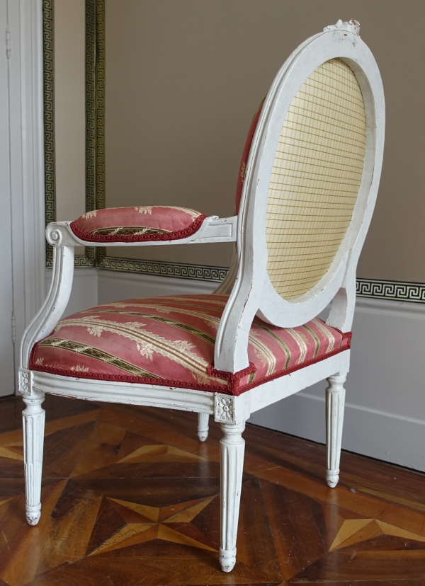 Paire de fauteuils à la Reine d'époque Louis XVI à dossier médaillon