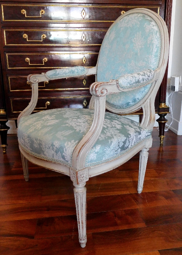 Paire de fauteuils médaillons à la Reine d'époque Louis XVI garnis de soie