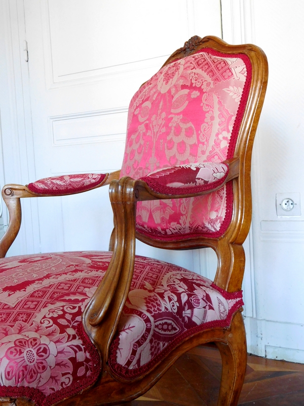 Paire de fauteuils à la Reine en noyer d'époque Louis XV - garniture de soie rouge