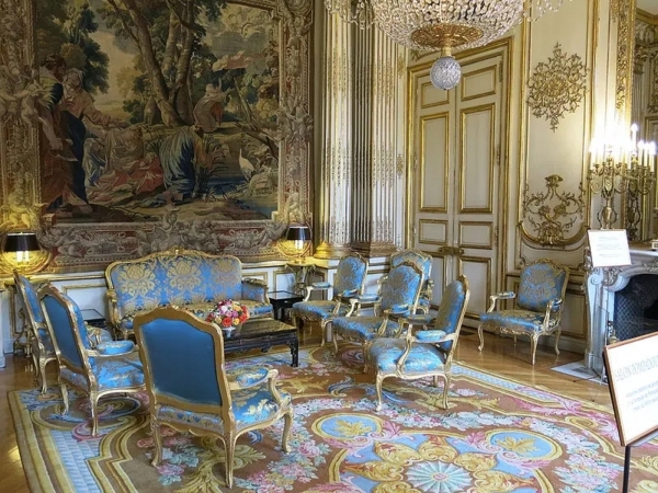 Mobilier de salon Louis XV en bois doré sur le modèle du palais de l'Elysée (salon Pompadour)