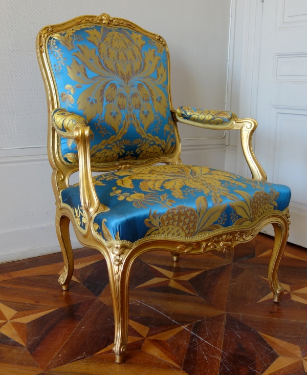 Louis XV seats set : 7 gold leaf gilt wood pieces, Tassinari & Chatel silk