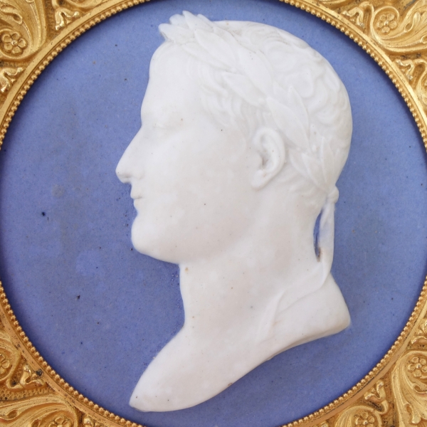 Grand médaillon portrait de l'Empereur Napoléon Ier en biscuit polychrome et bronze doré au mercure