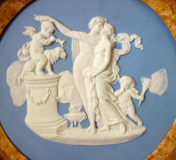 Important médaillon néoclassique en biscuit de Wedgwood - Venus et Apollon - 26cm