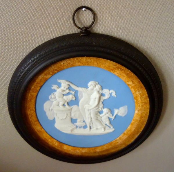 Important médaillon néoclassique en biscuit de Wedgwood - Venus et Apollon - 26cm