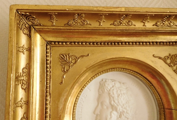 Sèvres : grande médaille portrait du Roi Louis-Philippe en biscuit, cadre Empire en bois doré