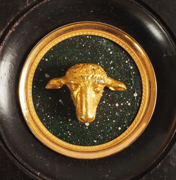 Miniature tête d'agneau, souvenir du Grand Tour, bronze doré sur fond porphyre