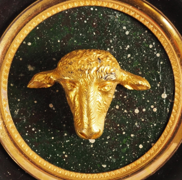 Miniature tête d'agneau, souvenir du Grand Tour, bronze doré sur fond porphyre