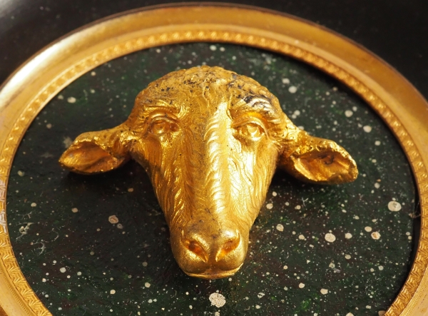 Miniature tête d'agneau, souvenir du Grand Tour, bronze doré sur fond porphyre
