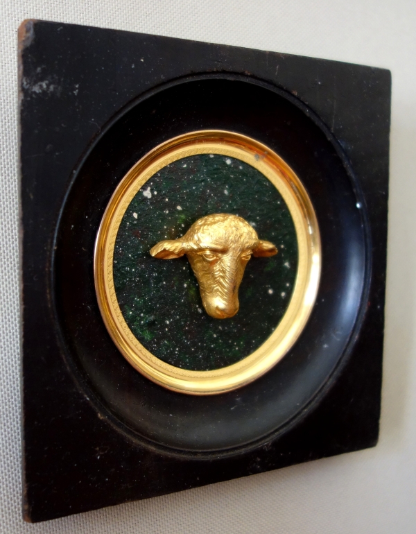 Miniature tête d'agneau, souvenir du Grand Tour, bronze doré sur fond porphyre