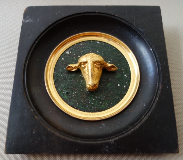 Miniature tête d'agneau, souvenir du Grand Tour, bronze doré sur fond porphyre