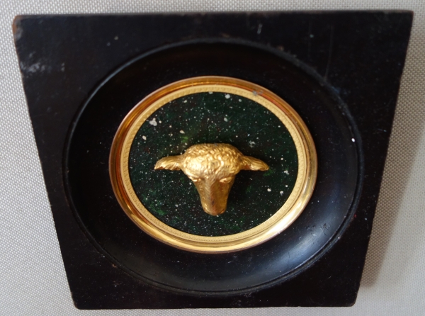 Miniature tête d'agneau, souvenir du Grand Tour, bronze doré sur fond porphyre