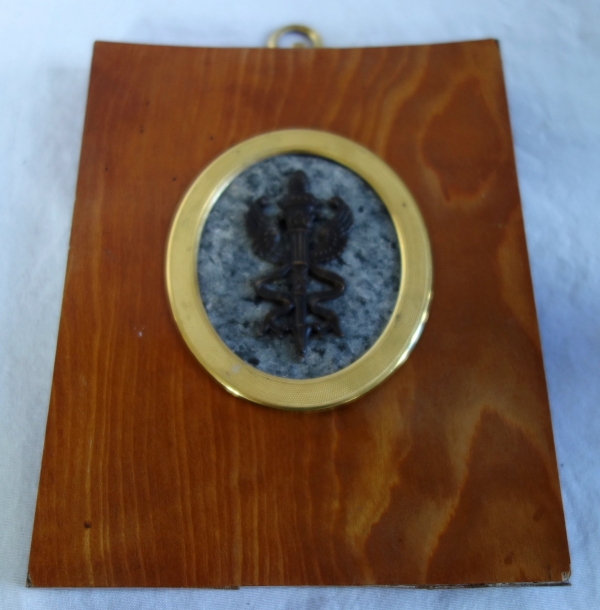 Caducée, miniature - souvenir du Grand Tour, bronze patiné sur fond granit
