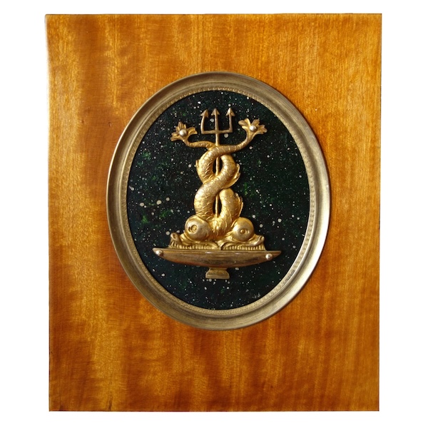 Miniature trophée de dauphins en bronze doré sur fond porphyre dans cadre en citronnier