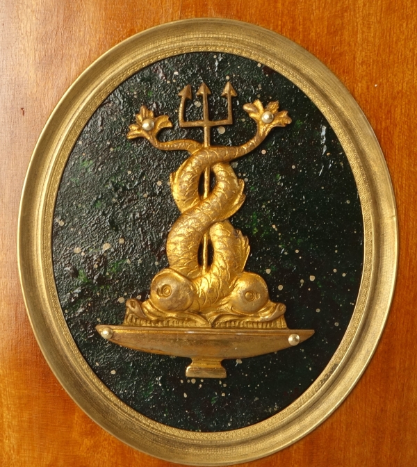 Miniature trophée de dauphins en bronze doré sur fond porphyre dans cadre en citronnier